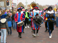 847094 Afbeelding van een Zwartepietenband op de Meerndijk te De Meern (gemeente Utrecht), die na de aankomst van ...
